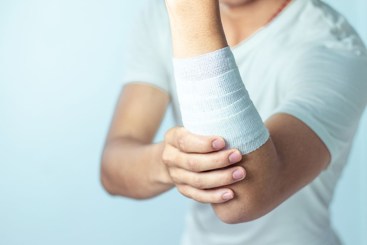 A man put turmeric for wound healing before dressing the wound.