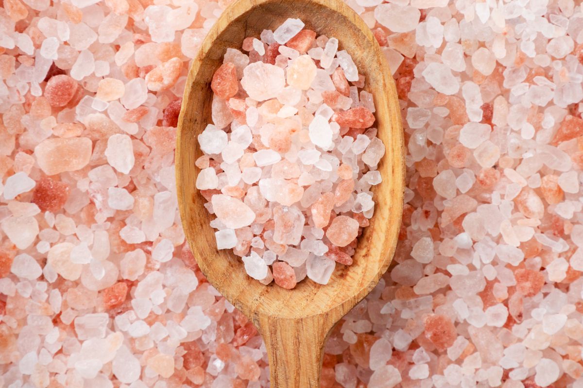 11 Himalayan Salt Benefits For Skin: Experts Weigh In!