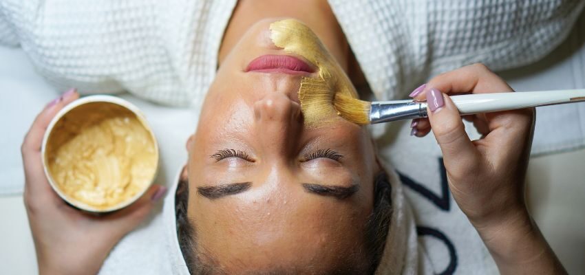 kojic acid vs turmeric (2) The woman uses turmeric paste as her skincare.