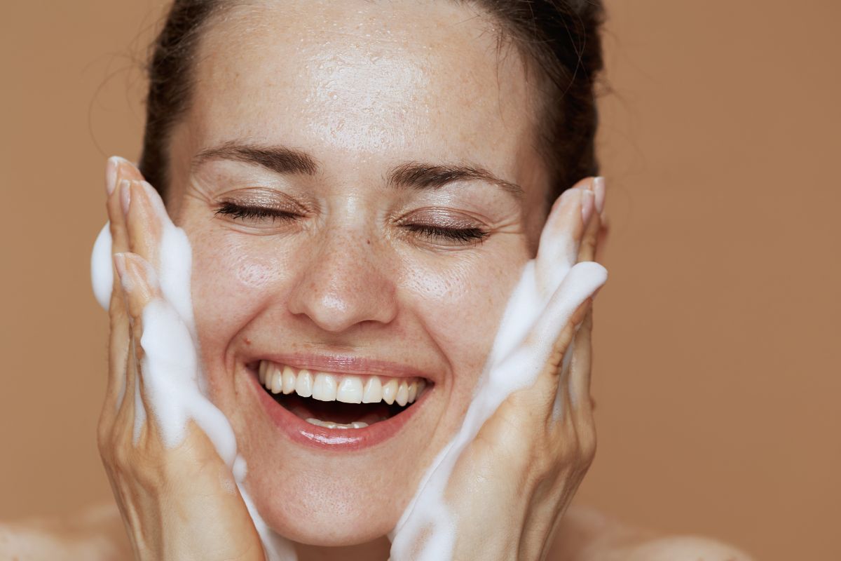 natural face cleanser (3) The woman was happily cleansing her face.